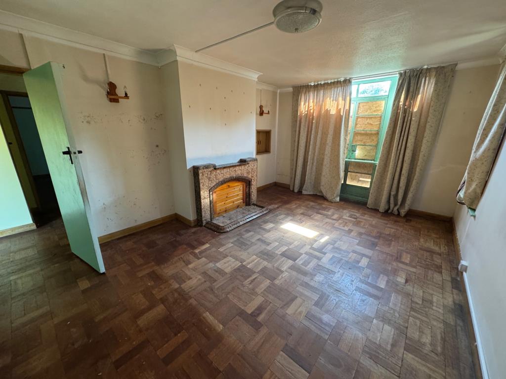 Lot: 8 - DETACHED FARMHOUSE FOR IMPROVEMENT - Dining room